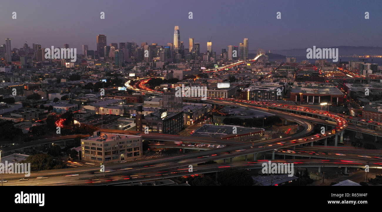 Verkehr geht in und aus der Stadt über die Autobahn 101 und die Bay Bridge in San Francisco CA Stockfoto