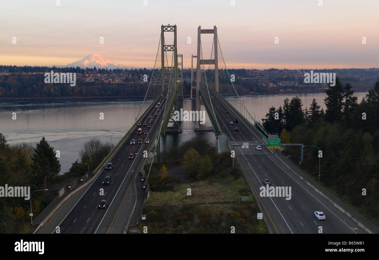 Verkehr macht den Weg über die Brücke über den Puget Sound in Washington State zwischen Tacoma und Gig Harbor Stockfoto