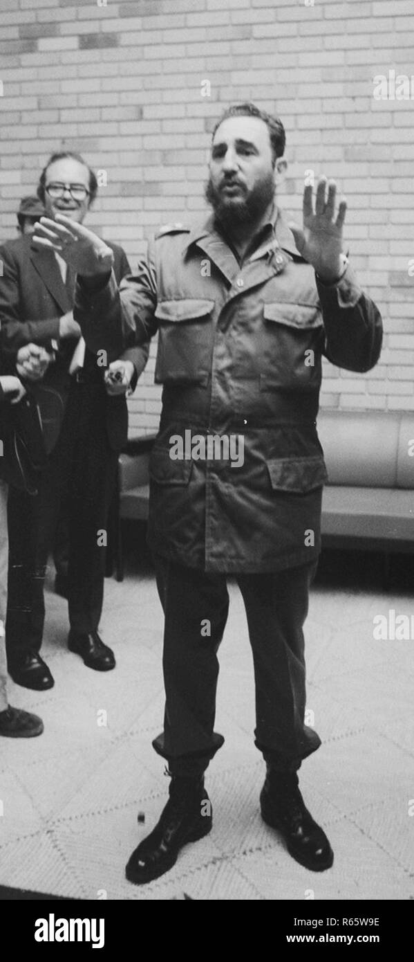 Fidel Castro im Gespräch mit Journalisten in Kuba am 19. Juni 1975 Stockfoto