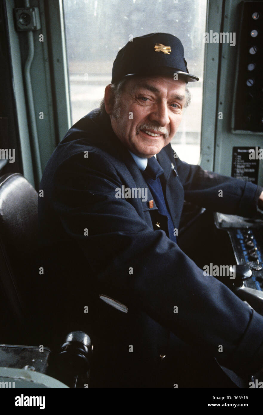 British Rail Train driver auf der British Rail Preston zu Colne Eisenbahnlinie, Lancashire, Großbritannien Stockfoto