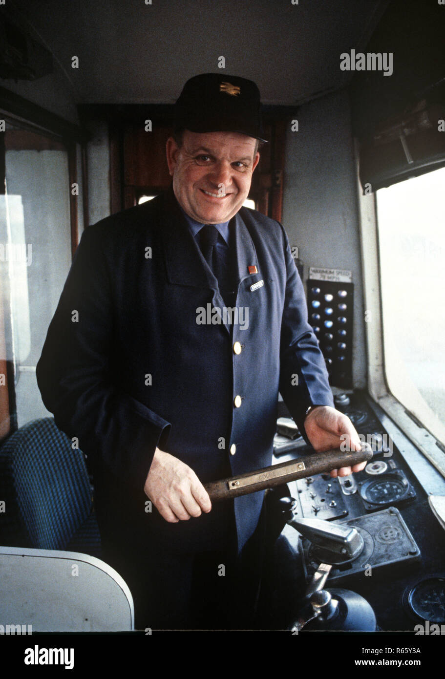 British Rail Train driver auf der British Rail Preston zu Colne Eisenbahnlinie, Lancashire, Großbritannien Stockfoto