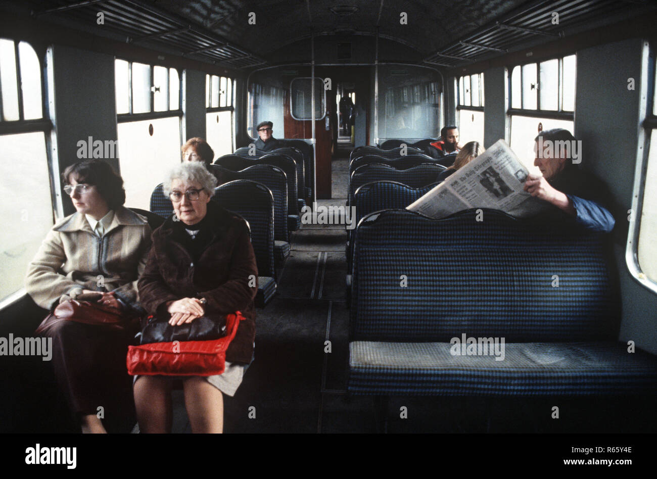 Bahn Passagiere auf der British Rail Preston zu Colne Eisenbahnlinie, Lancashire, Großbritannien Stockfoto