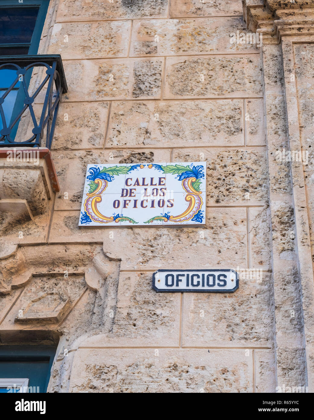 Bunte Fliese Straßenschild in der Altstadt von Havanna Kuba gefunden. Stockfoto