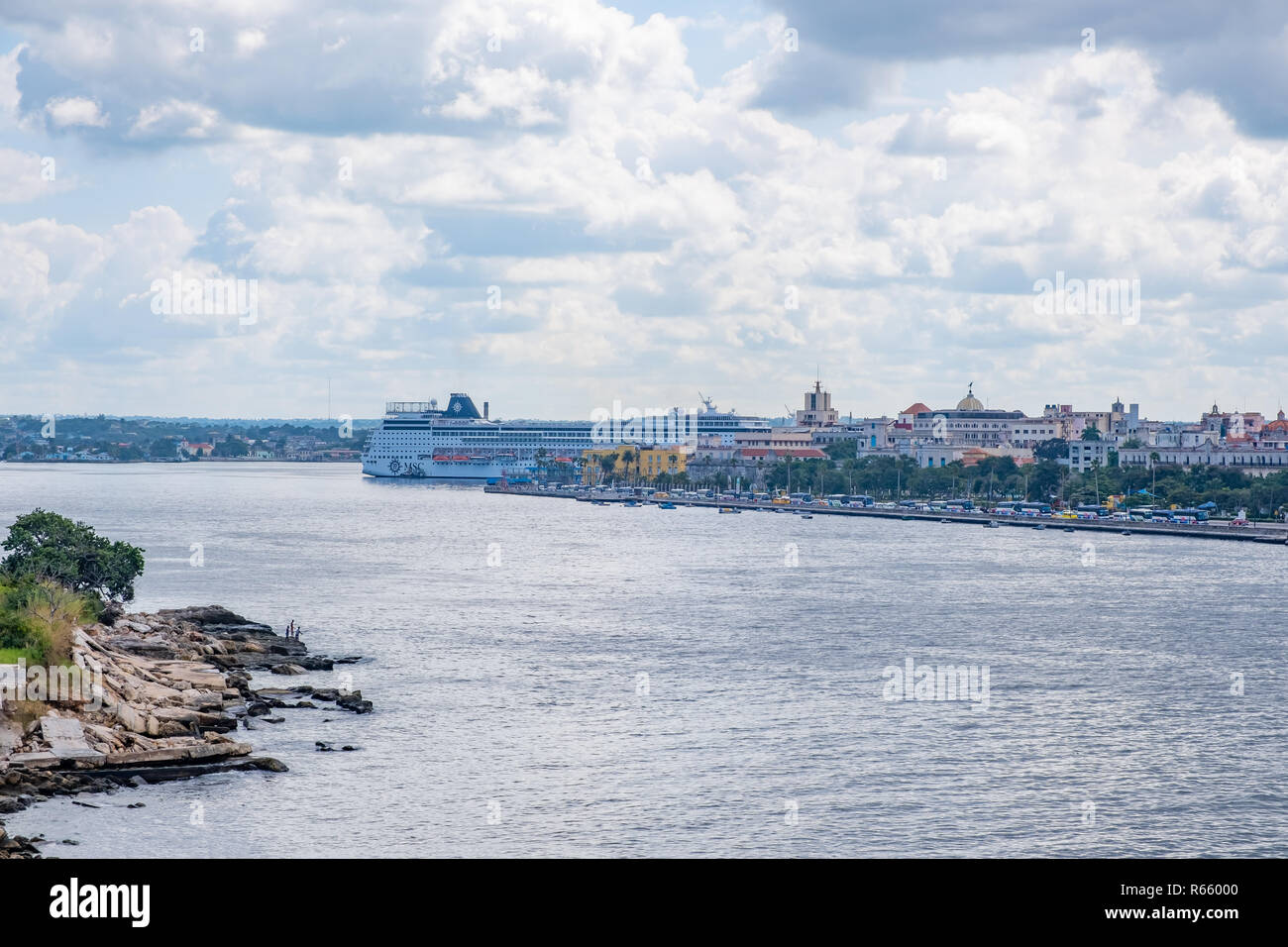 Blick von Morro Schloss von der Hafenpromenade von Havanna Kuba. Stockfoto