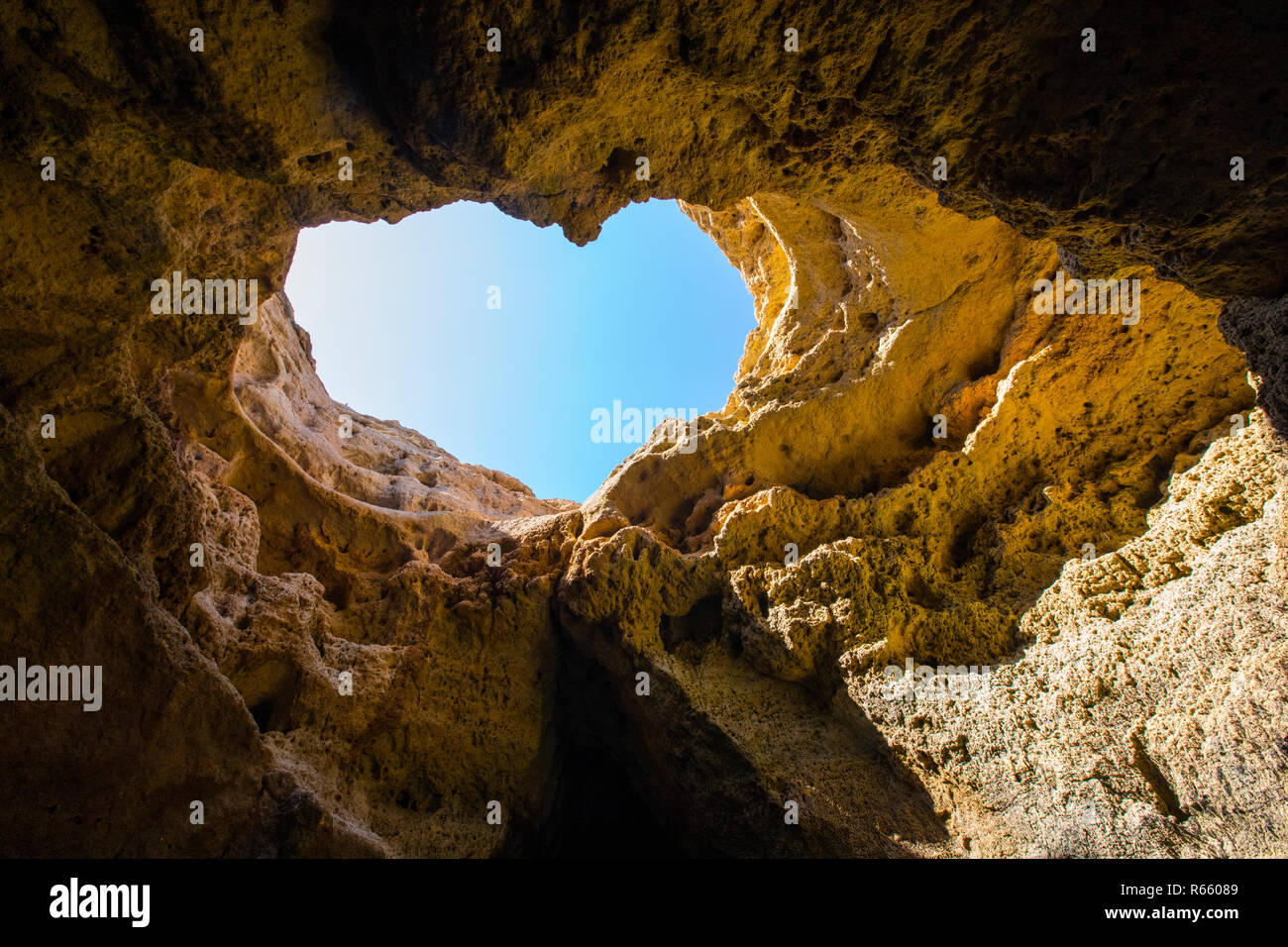 Ein Blick in die atemberaubende Benagil Höhlen entlang der Küste der Algarve in Portugal. Stockfoto