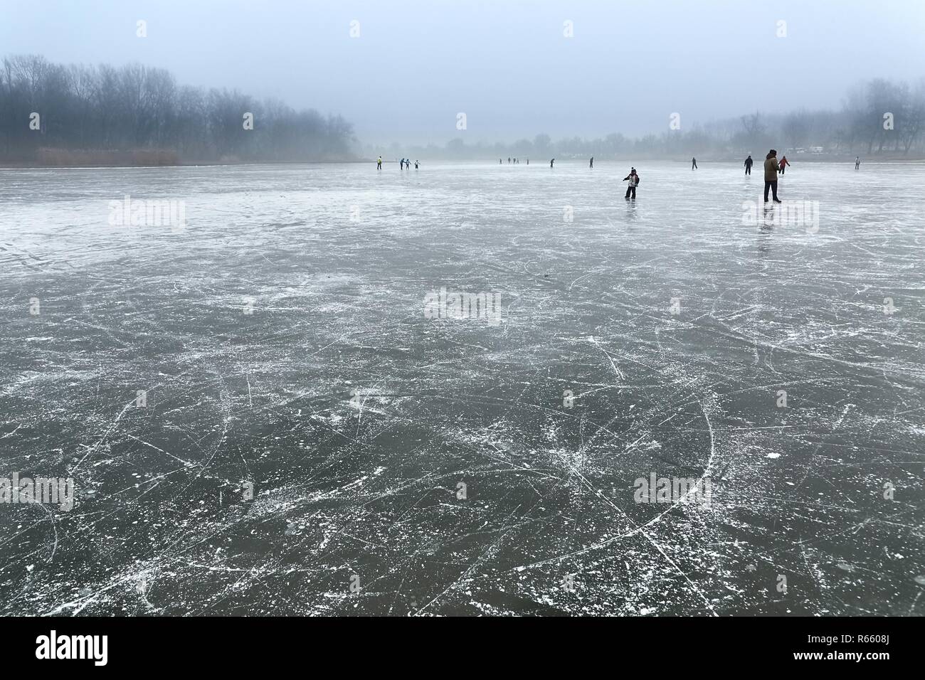 Schlittschuhlaufen auf dem zugefrorenen See Stockfoto