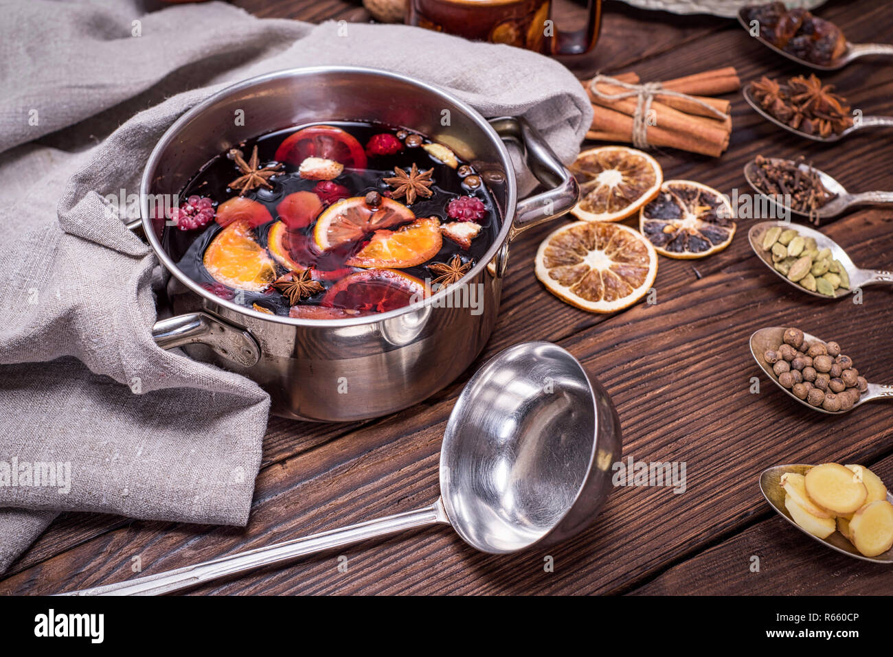 Glühwein in einem Topf mit Griffen und Zutaten Stockfoto
