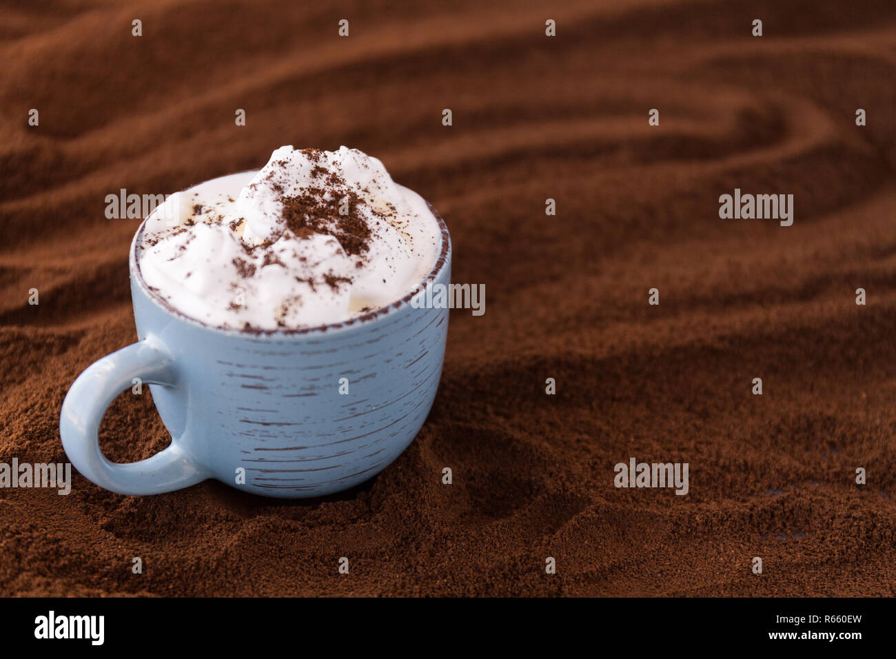 Nahaufnahme des leckeren Kaffee und Sahne. Schale auf einem Tisch, bedeckt mit gemahlenen Kaffee Stockfoto