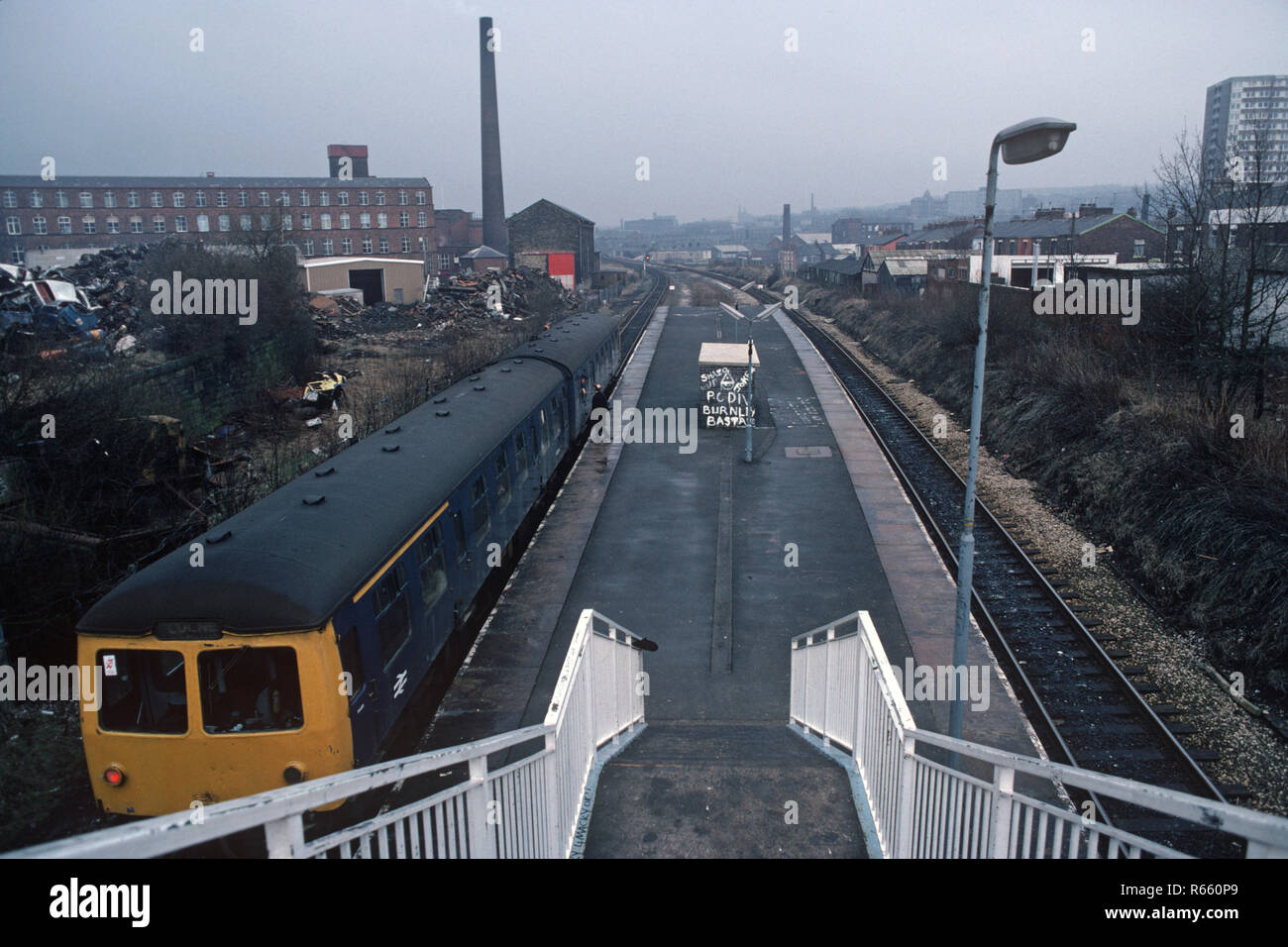 Diesel Multiple Unit in Mill Hill Station an der British Rail Preston zu Colne Eisenbahnlinie, Lancashire, Großbritannien Stockfoto