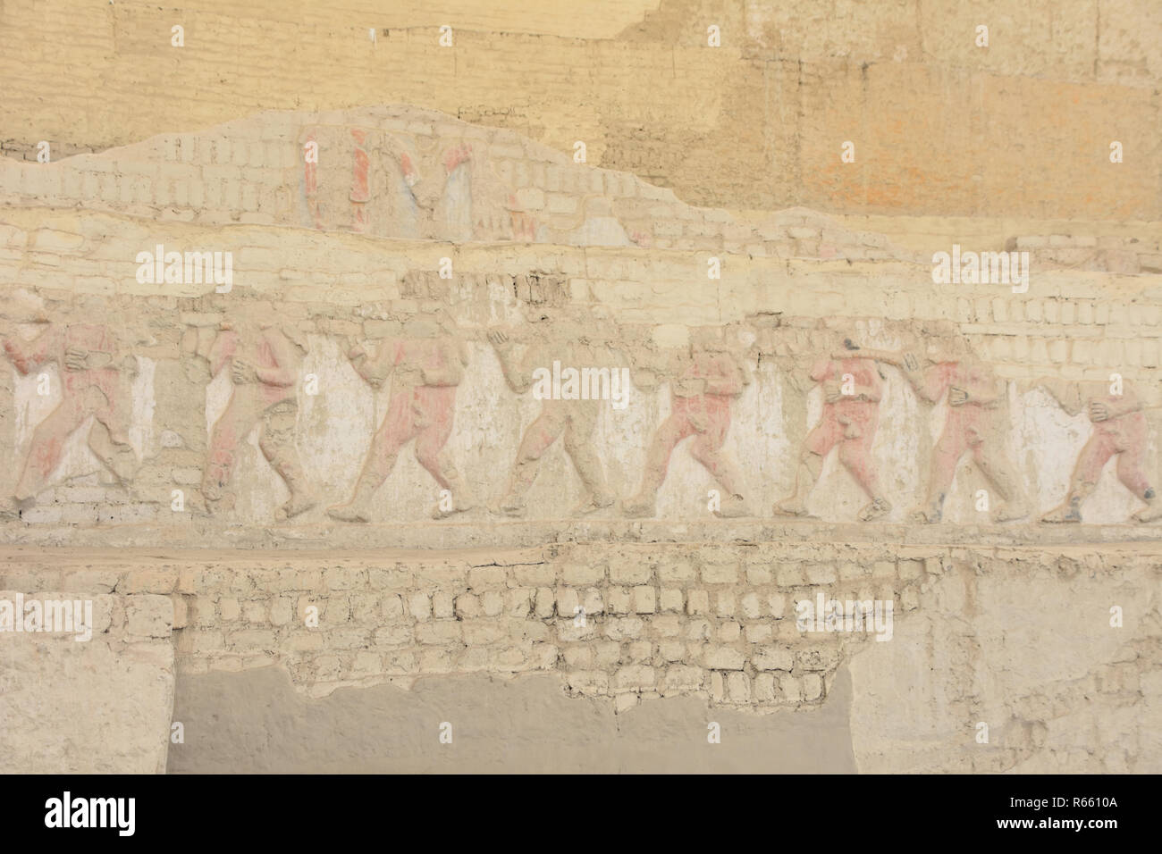 Frieze auf der Huaca Cao Pyramide am El Brujo Komplex der mochicanischen Kultur in der Nähe von Trujillo, Peru. Stockfoto