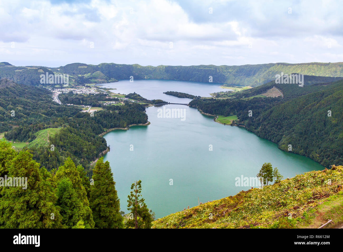Malerischer Blick auf den See von Sete Cidades (ist sogar Städte See'), einem vulkanischen Kratersee auf Sao Miguel, Azoren, Portugal (Azoren) Stockfoto