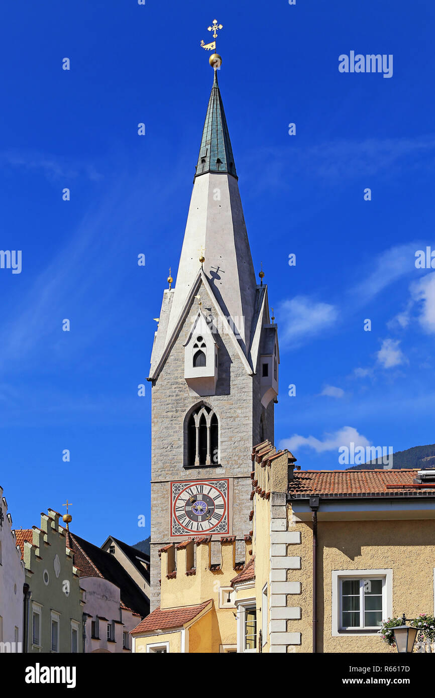 Weißer Turm der Michaelskirche in Brixen vor blauem Himmel Stockfoto