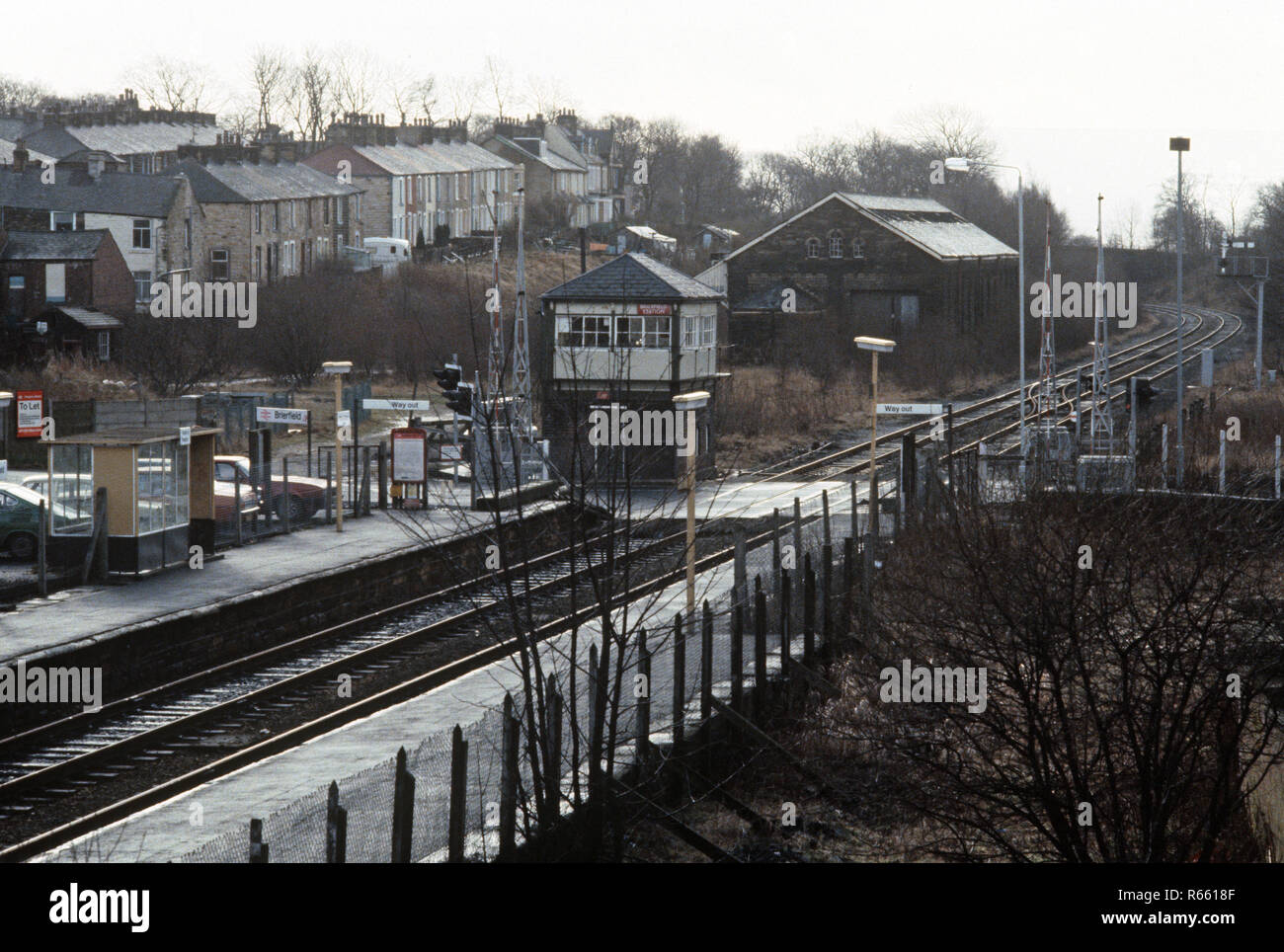 Brierfield Station und "Signal" auf der British Rail Preston zu Colne Eisenbahnlinie, Lancashire, Großbritannien Stockfoto