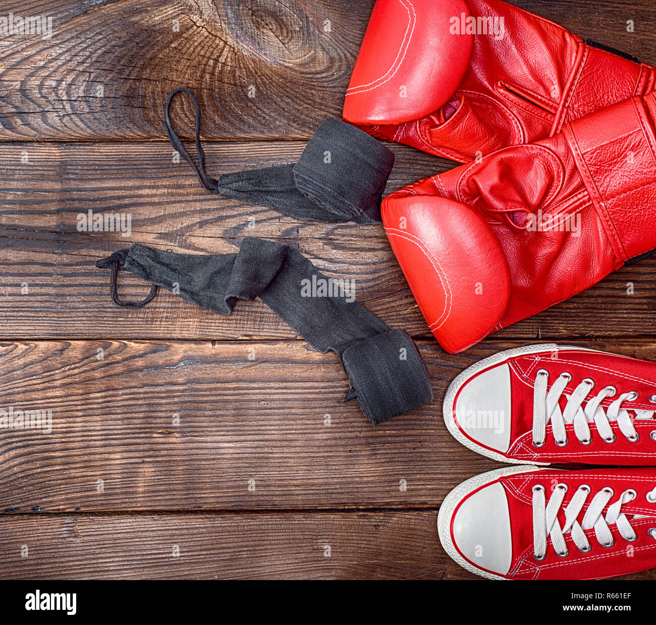 Paar rote Textil Sneaker und rotem Leder Boxhandschuhe Stockfoto