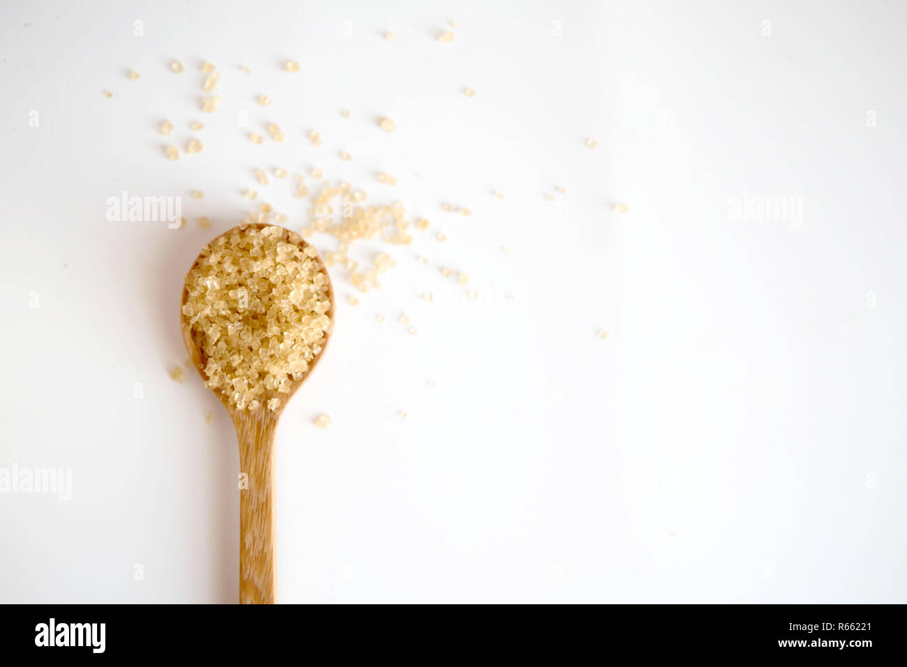 Brauner Zucker in einem Kochlöffel auf weißem Hintergrund mit kopieren. Stockfoto