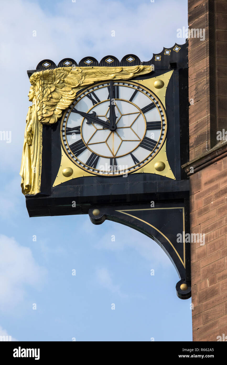 Eine Nahaufnahme der Uhr auf dem Glockenturm von Coventry Rat Haus in Coventry, Großbritannien. Stockfoto