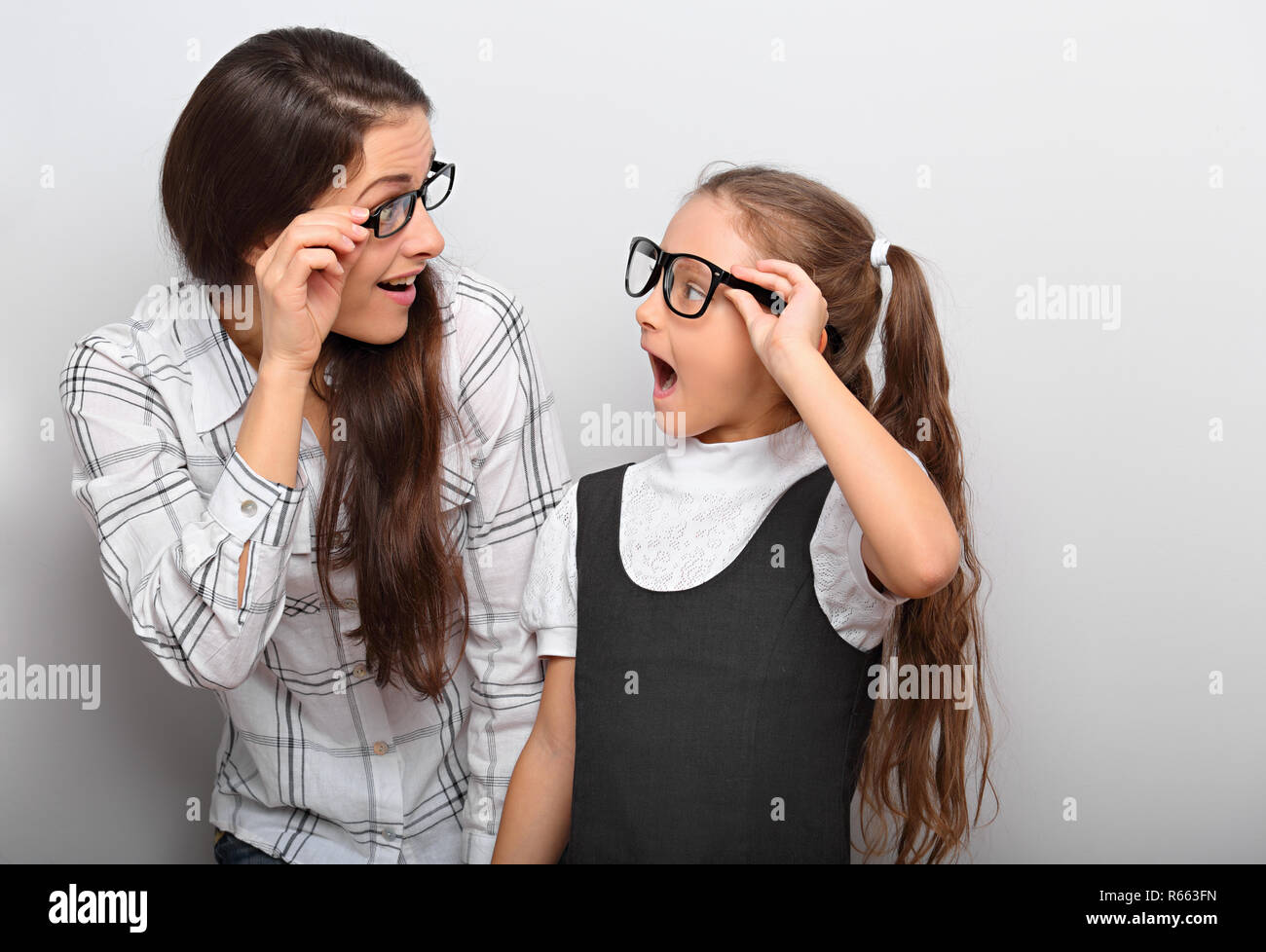 Gerne überraschende Mutter und Excite Kid Mode Brille suchen gegenseitig  mit geöffnetem Mund auf leere Raum Hintergrund Stockfotografie - Alamy