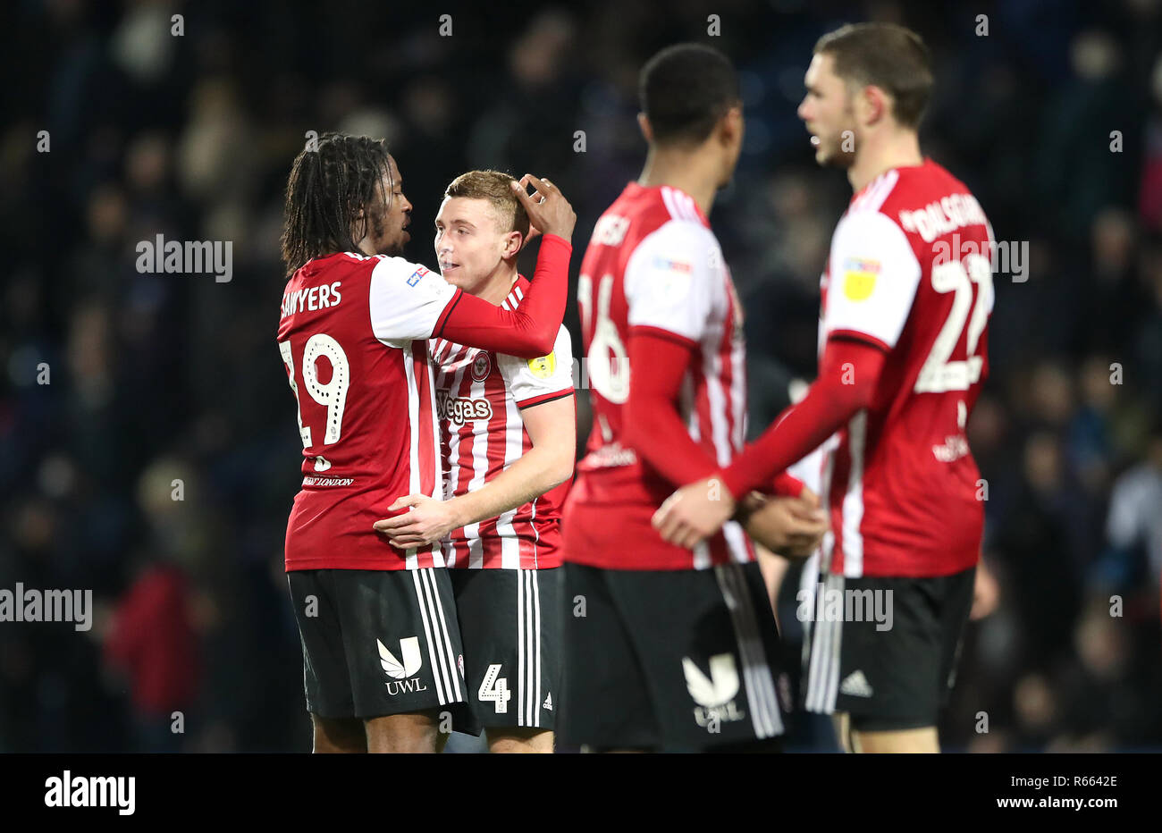 Die Brentford Romaine Säger (links) und Lewis Macleod Feiern nach dem letzten während des Skybet Championship Match in West Bromwich, West Bromwich Pfeifen. Stockfoto