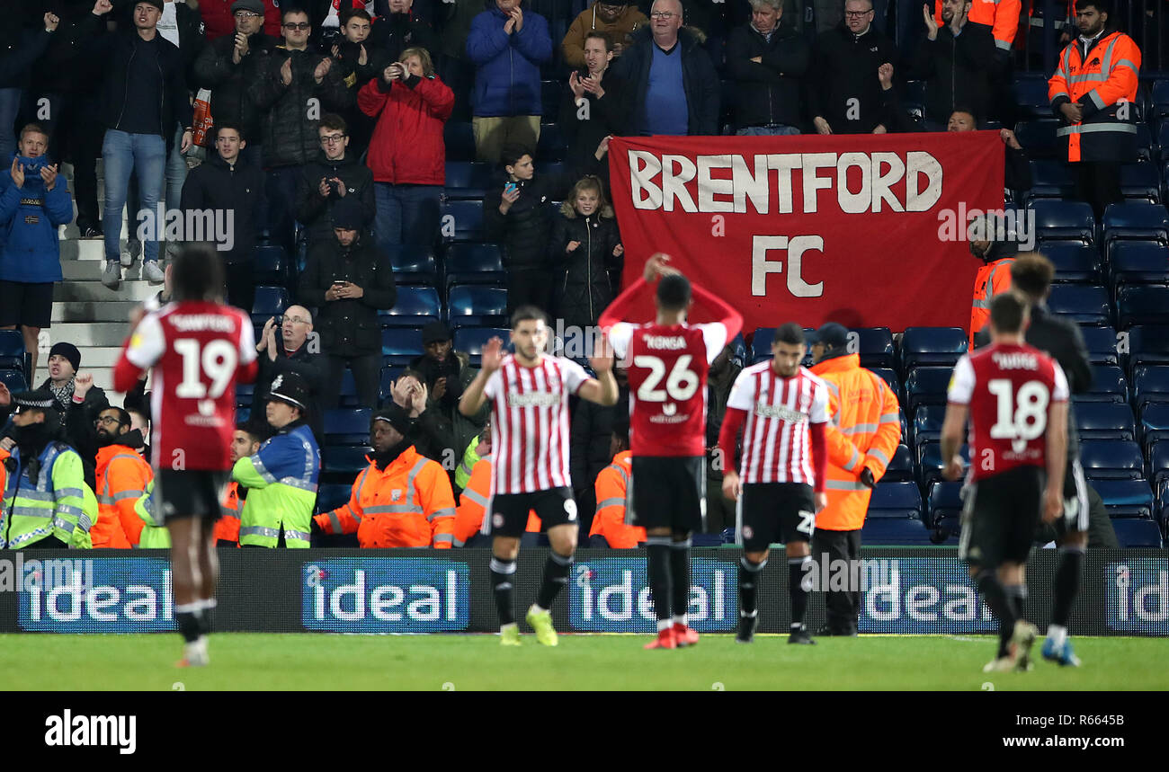 Brentford Spieler feiern mit den Fans nach dem letzten während des Skybet Championship Match in West Bromwich, West Bromwich Pfeifen. Stockfoto