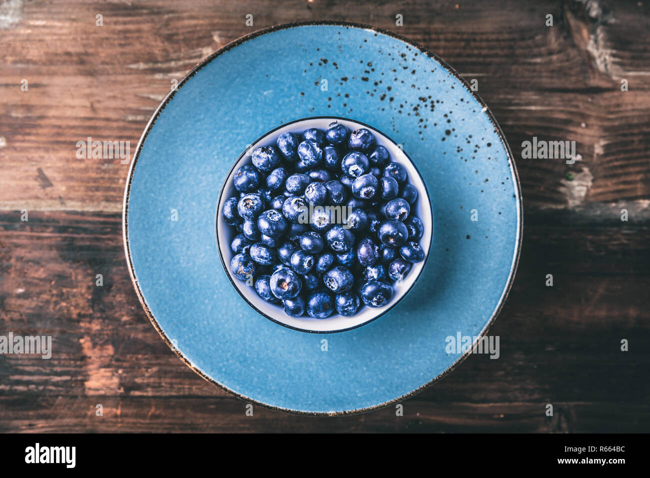 Heidelbeeren in einer Schale auf Holz- u Stockfoto