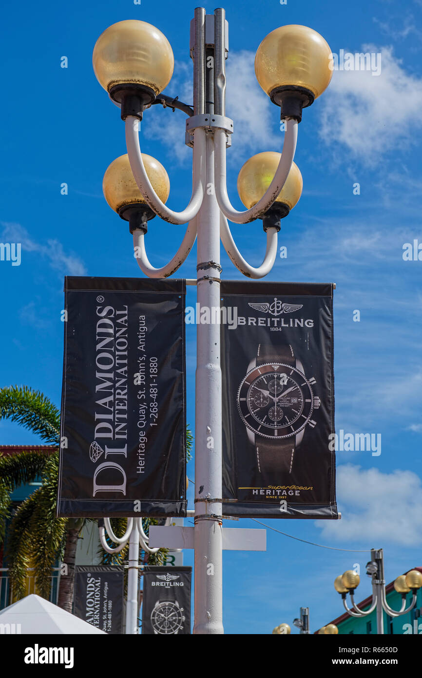 Zeichen für Diamonds International und Breitling auf der Straßenlaterne in Antigua Stockfoto