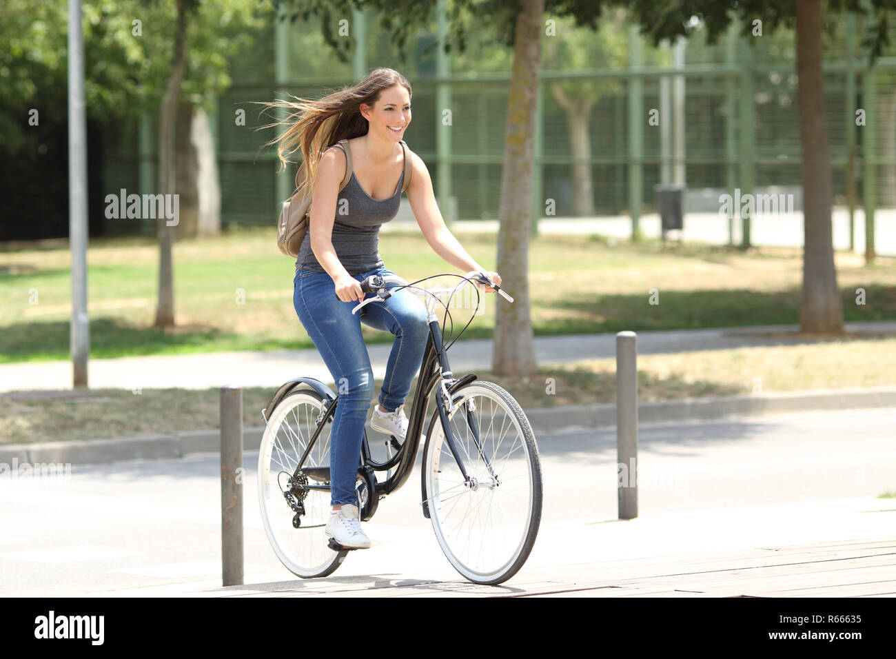 Voller Körper Portrait Of Happy Radfahrer auf einem Fahrrad auf der Straße Stockfoto