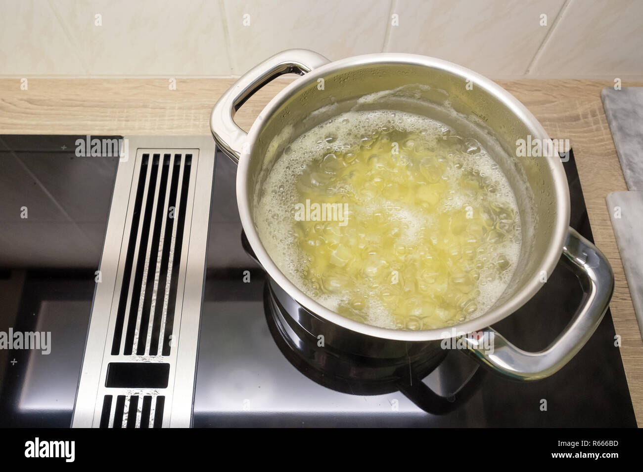 Kochen Sie die Kartoffeln in Wasser im Topf auf Herd Stockfotografie - Alamy