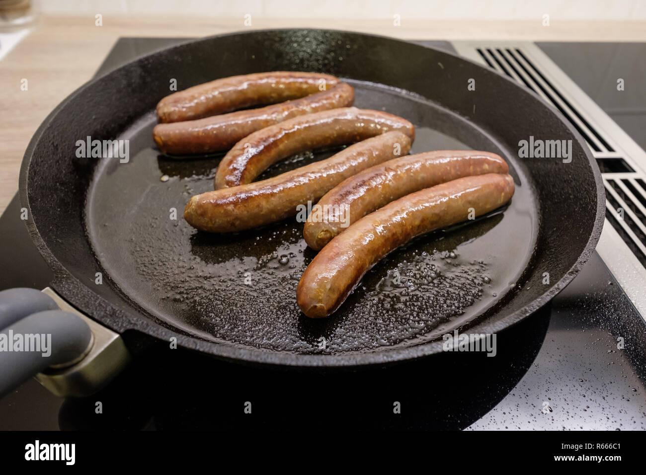 Merguez Bratwurst braten in Öl in einer Pfanne aus Gusseisen  Stockfotografie - Alamy