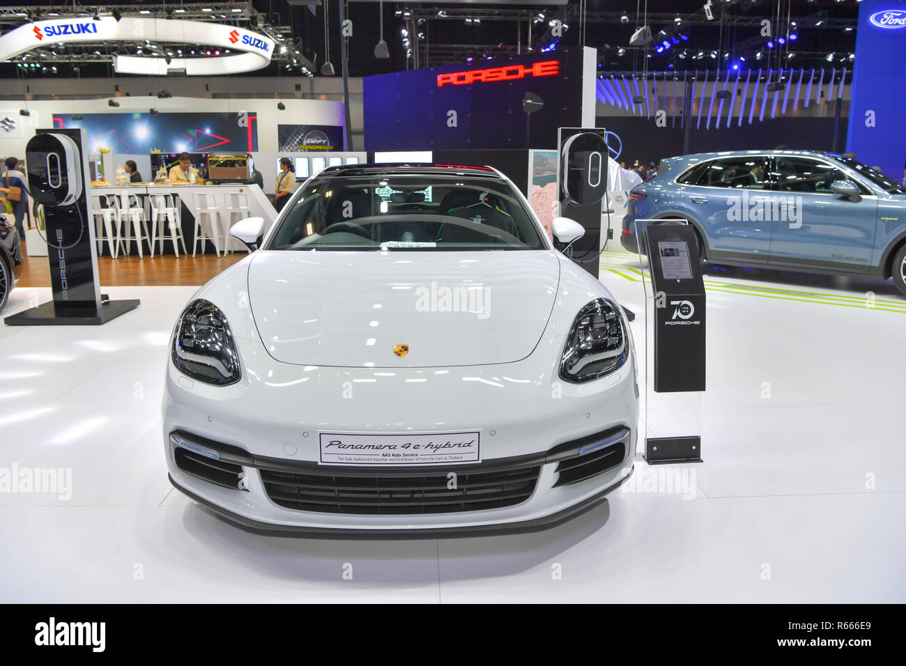 NONTHABURI - 28. NOVEMBER: Porsche Panamera 4E-Hybrid Auto auf Anzeige an der 35th Thailand International Motor Expo am 28. November 2018 in Pusan, Stockfoto