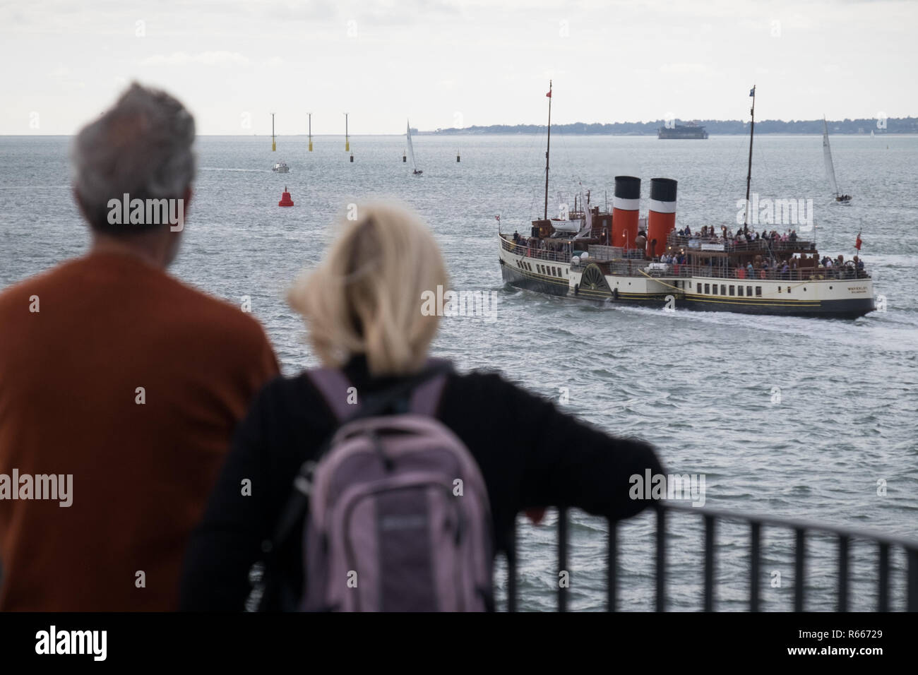 PS Waverley, weltweit letzten seetüchtigen Raddampfer Segeln aus Portsmouth Harbour einen Ausflug nach Weymouth Stockfoto