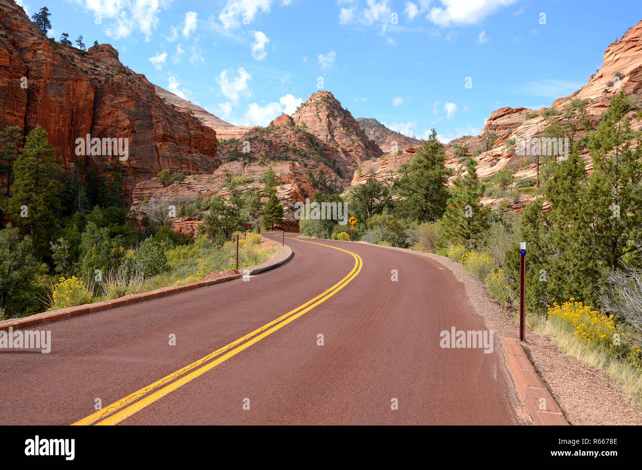 Autobahn Kurven durch eine schöne Landschaft von Schluchten und Red Rock Gipfeln im Zion National Park, Utah Stockfoto