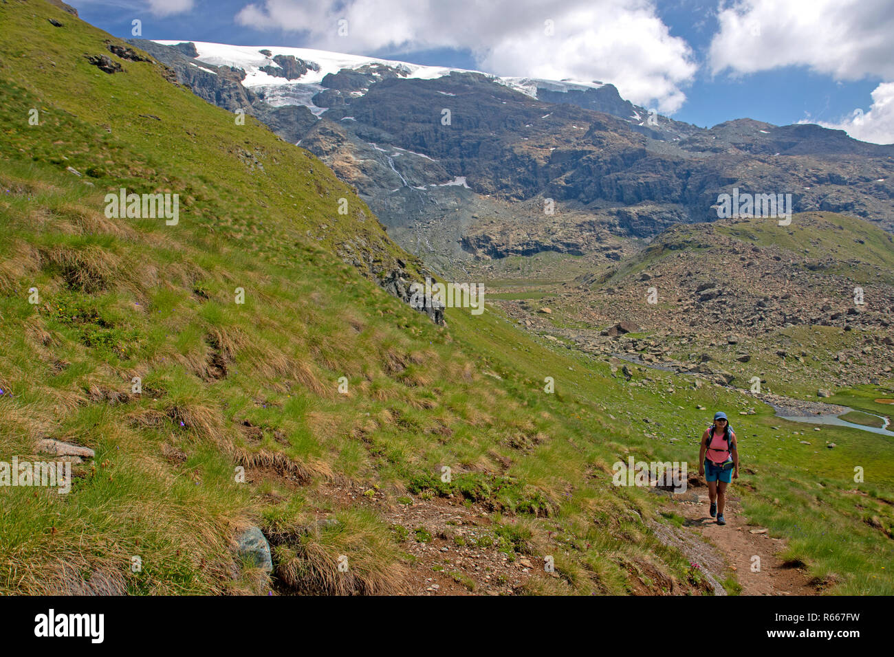 Wanderer klettern in Richtung Cime Bianche auf der Tour de Monte Rosa Stockfoto