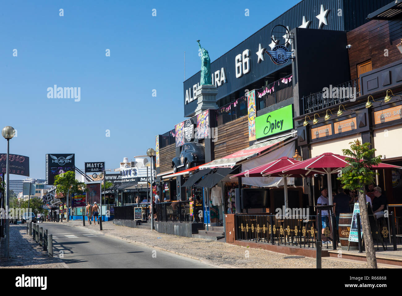 ALBUFEIRA, PORTUGAL - 13. JULI 2018: Ein Blick auf die Avenida Sa Carneiro, wie der Streifen, in Albufeira, Portugal am 13. Juli 2018 bekannt. Der Streifen ist bekannt Stockfoto