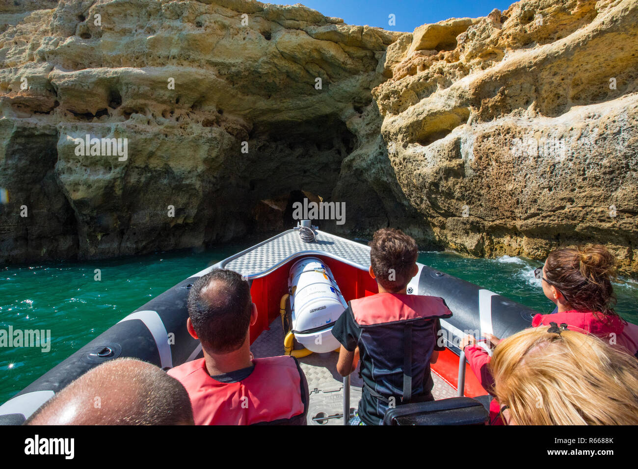 BENAGIL, PORTUGAL - 16. JULI 2018: eine Bootsfahrt entlang der Küste der Algarve besuchen die atemberaubende Benagil Höhlen in Portugal, am 16. Juli 2018. Stockfoto