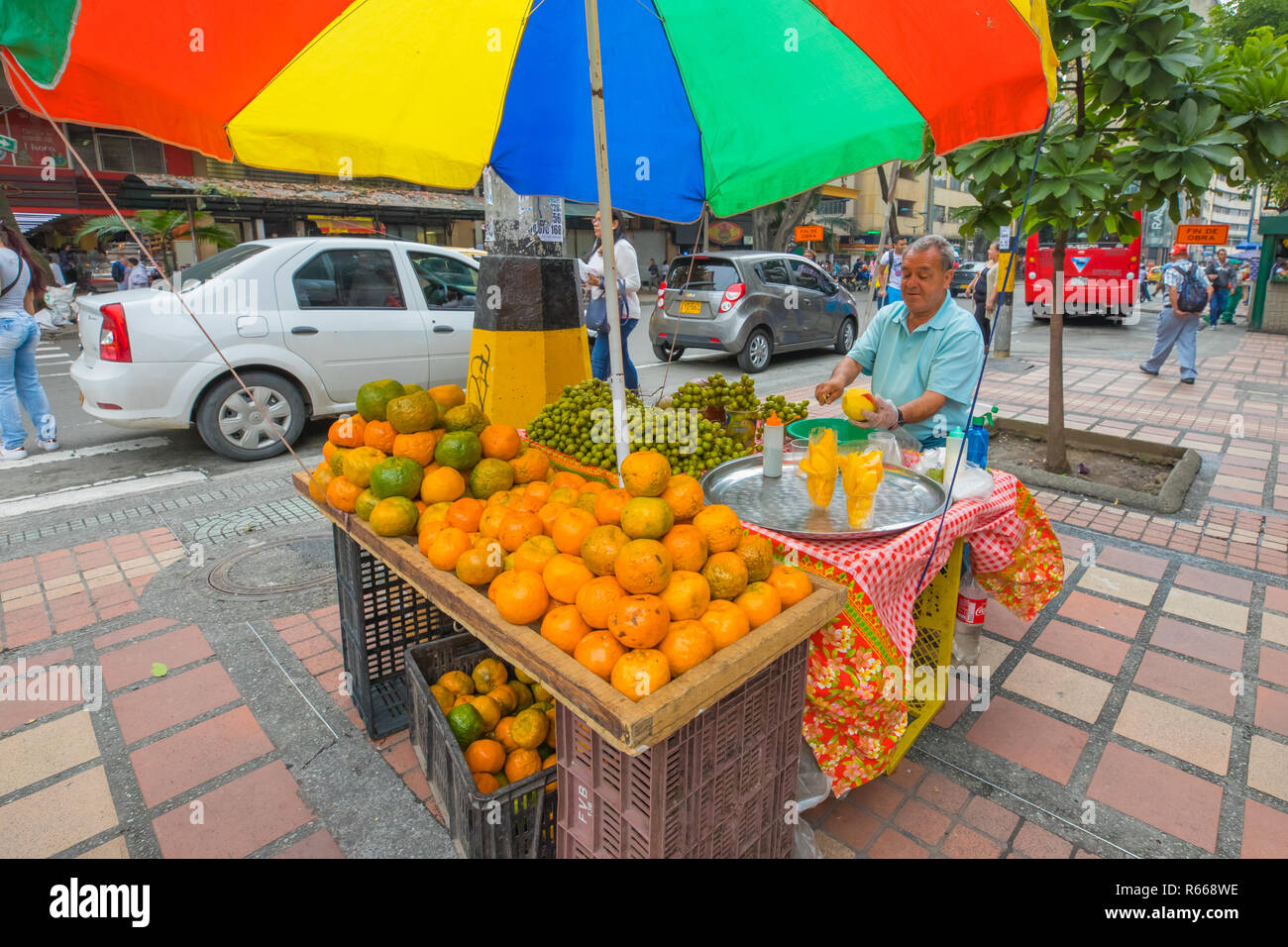 Januar 2018 in Medellin am Morgen, ein alter Mann verkauft frische Mandarinen auf seinem Stall in eine Straße im Zentrum von Medellin, weil die Menschen die Liebe zu kaufen Stockfoto