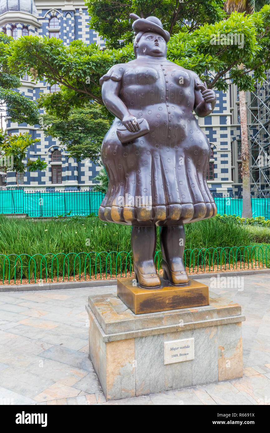 Medellin Januar 2018 Diese Bronzestatue, die einen gekleidet womn wurde vom Künstler Fernando Botero, erstellt und von dem sich der Antioquia gespendet Stockfoto