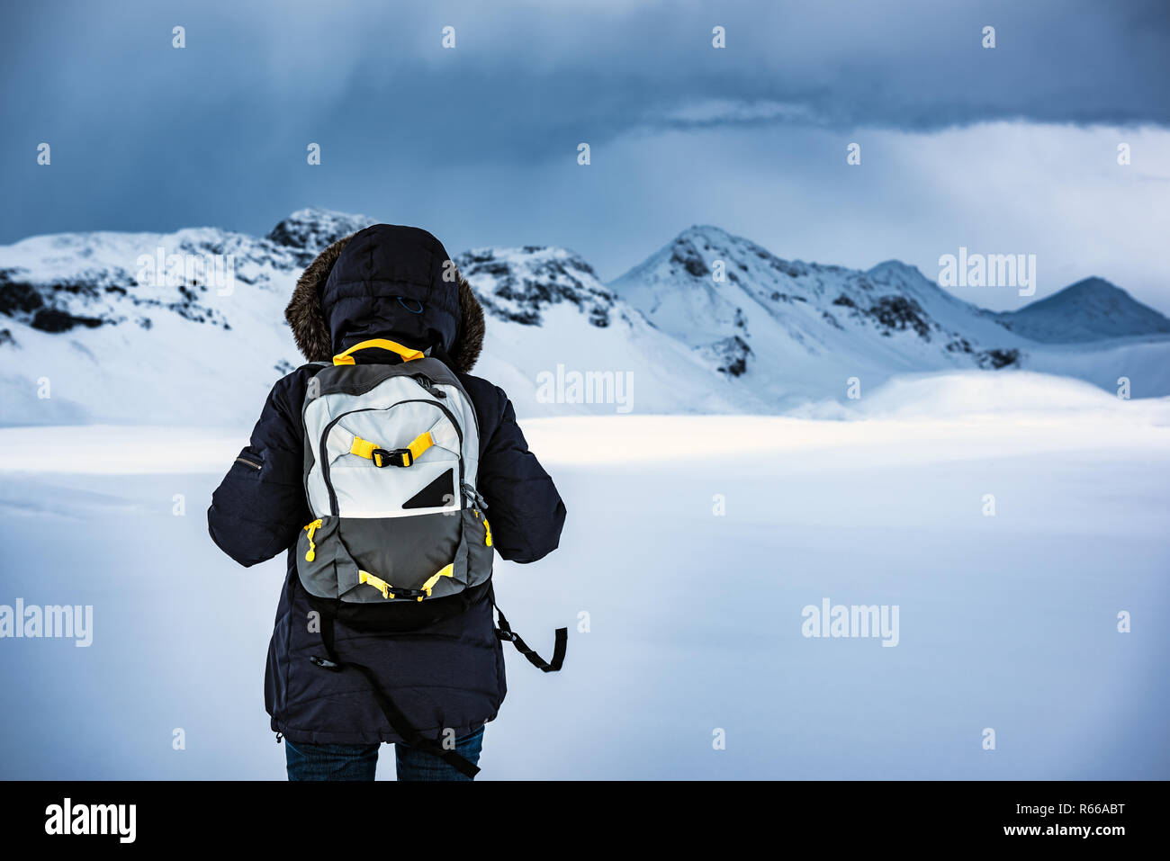 Reisende geniessen Winterlandschaft Stockfoto