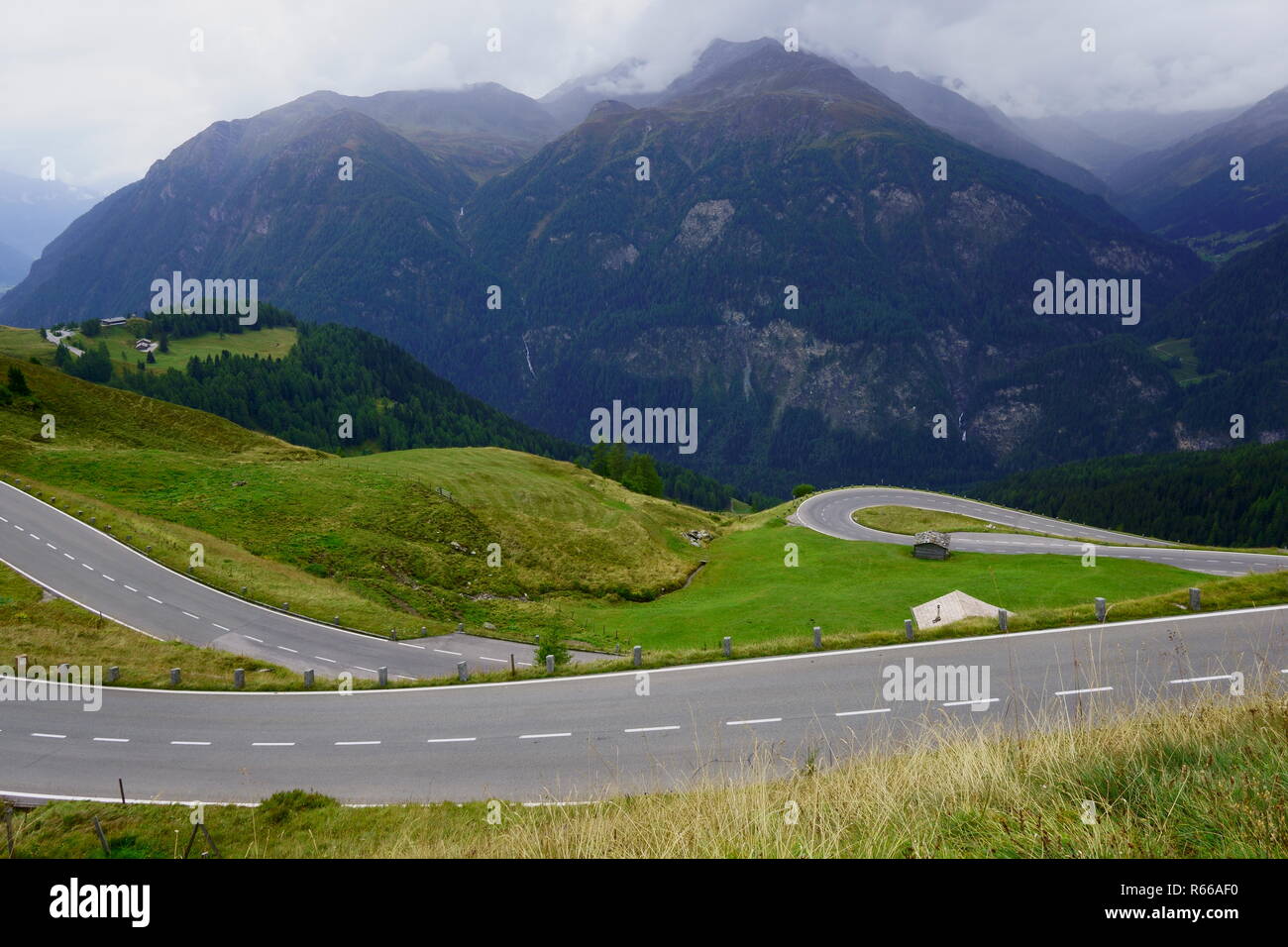 Straße Essen hinunter durch die österreichischen Alpen ist bekannt als der Leiter Stockfoto