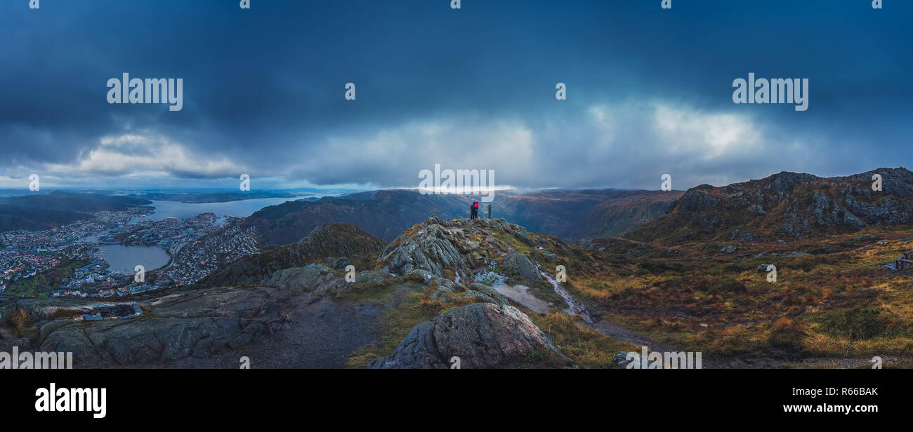 Touristen, die auf dem Gipfel des Mount Ulriken Stockfoto