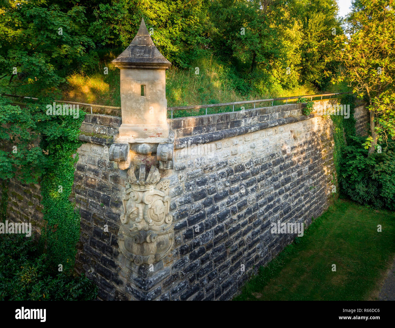 Anzeigen von Forchheim alte Festung der Stadt in Bayern in der Nähe von Nürnberg Deutschland mit einem Drink nach der Arbeit auf eine Bastion Stockfoto