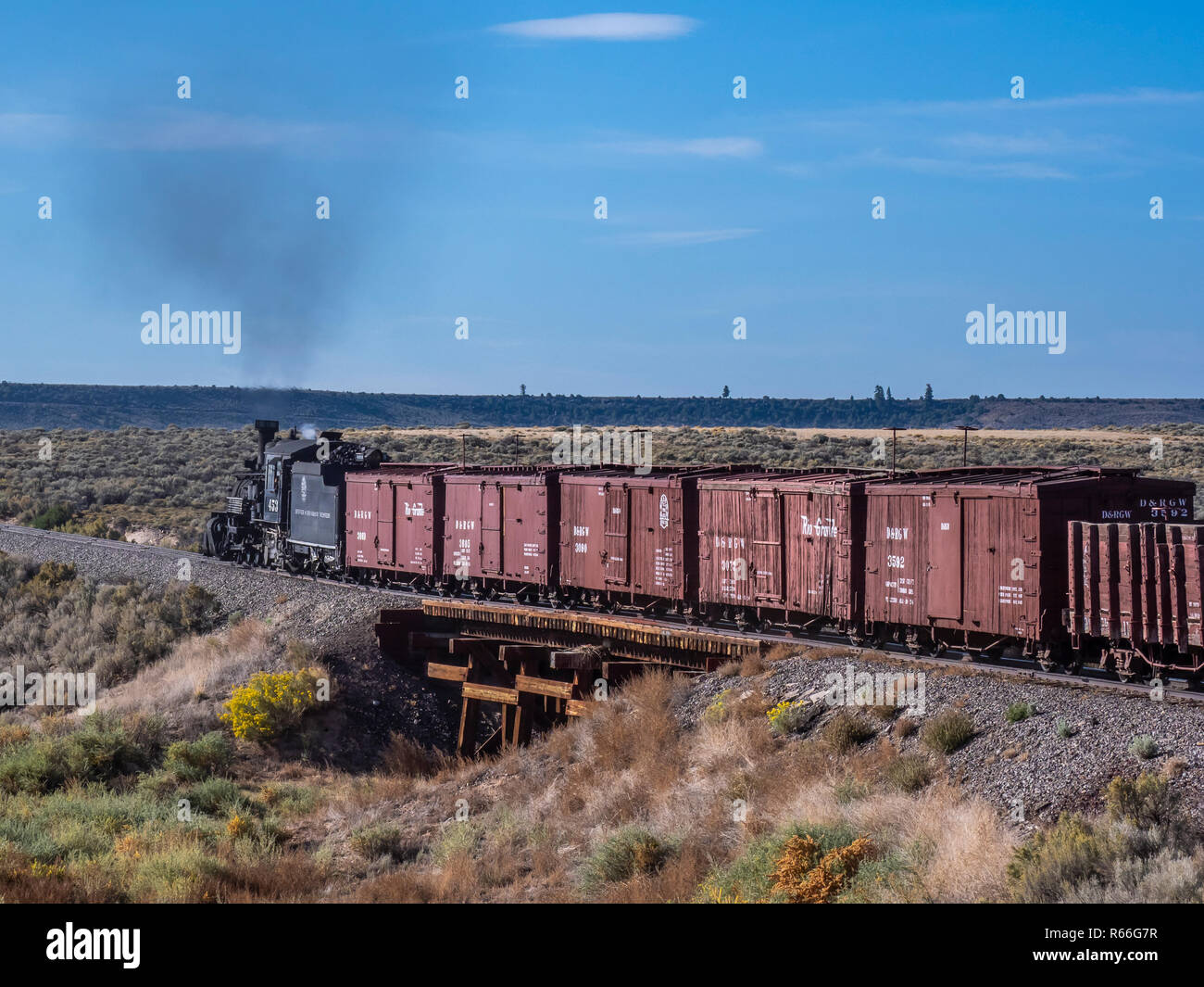 Lok 453 Dampfmaschine Güterzug Richtung Westen auf den Spuren,, Cumbres & Toltec Scenic Railroad, Antonito in Colorado. Stockfoto