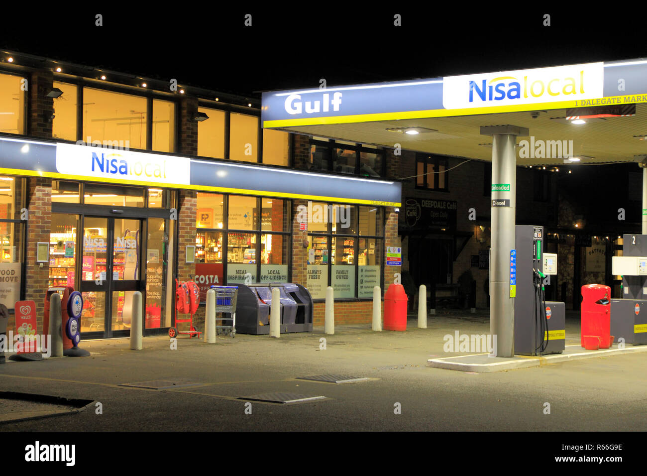 Nisa, Lokale, NisaLocal, Supermarkt, Store, Shop, Benzin, Tankstelle, Nacht, Golf Benzin, Burnham Deepdale, Norfolk, Großbritannien Stockfoto
