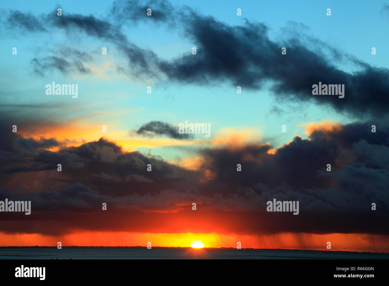 Sonnenuntergang, Rot, Blau, Rosa, Sky, schwarze Wolken, Sturm, Wetter, Himmel, mit Blick über das Waschen, die Wolkenbildung, Formationen, Norfolk, Großbritannien Stockfoto