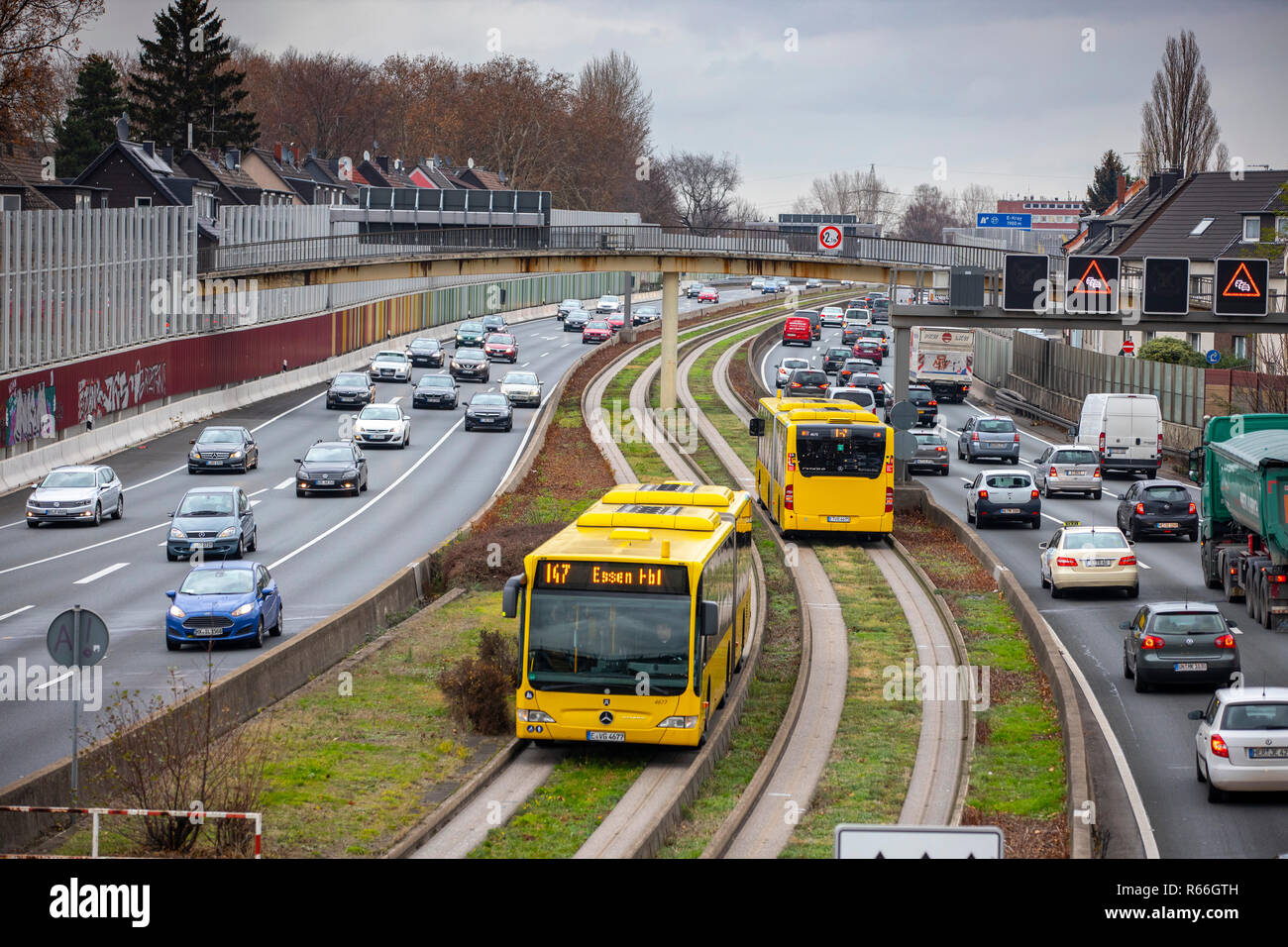 Landstraße, Autobahn A40, den Verkehr in Essen, Deutschland, Busspur, diesem Bereich würde auch von einem Diesel Fahrverbot betroffen sein werden, Stockfoto