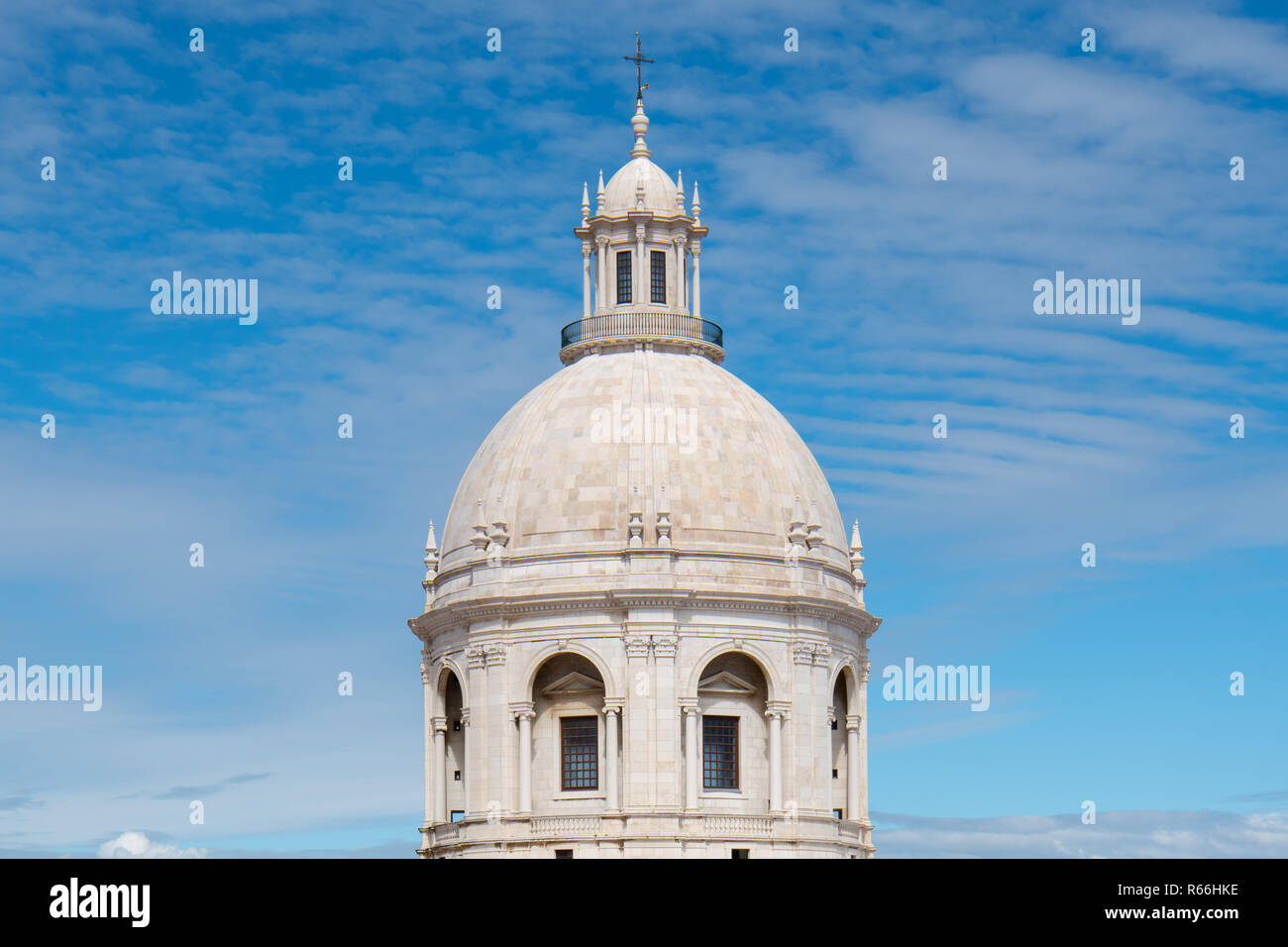 Weiße Kuppel der Santa Engracia Kirche gegen einen blauen Himmel bei der Panteao Nacional in der Alfama von Lissabon, Portugal Stockfoto