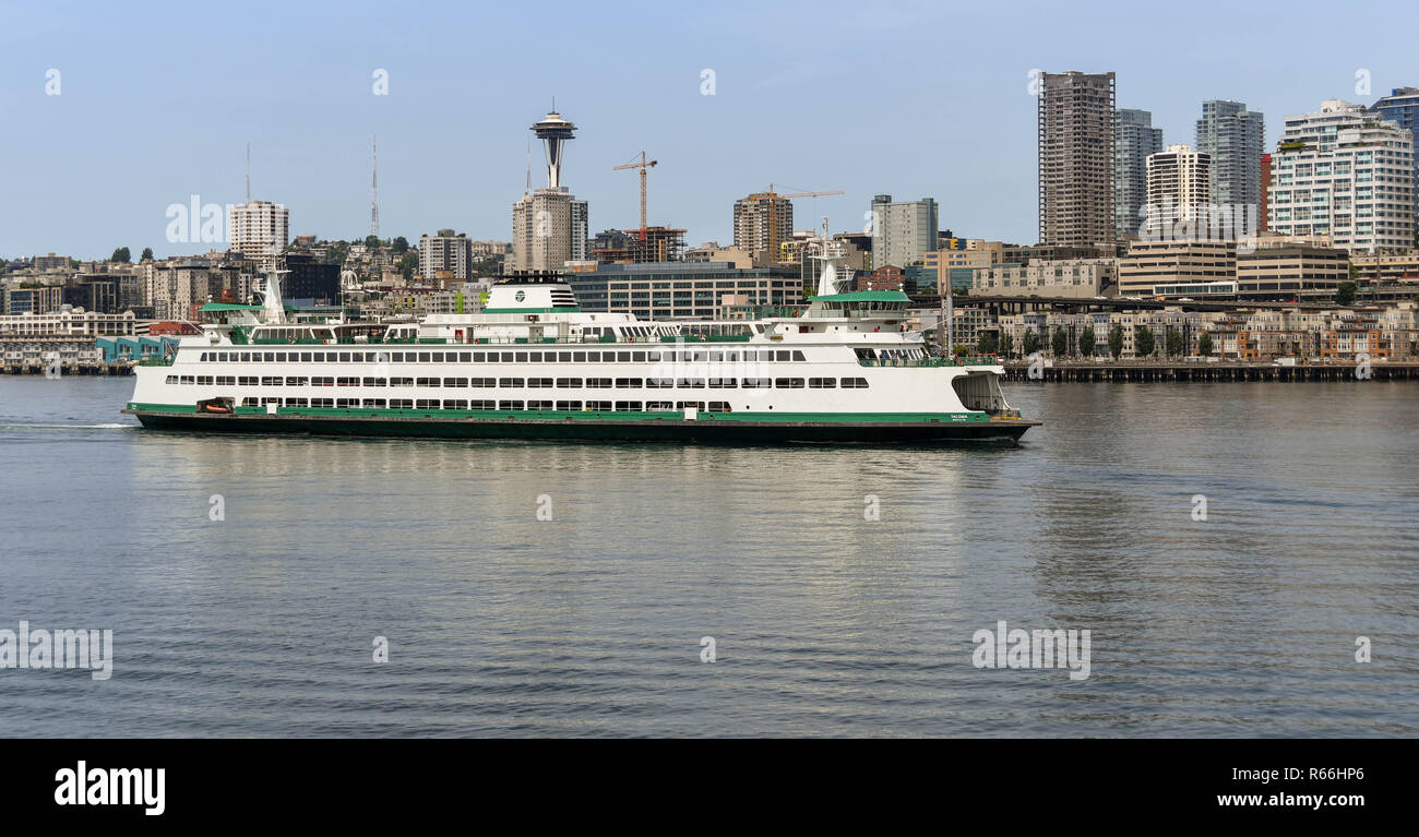 SEATTLE, Washington State, USA - JUNI 2018: Große Auto- und Passagierfähre in Seattle anreisen, nach der Kreuzung mit der Puget Sound. Stockfoto