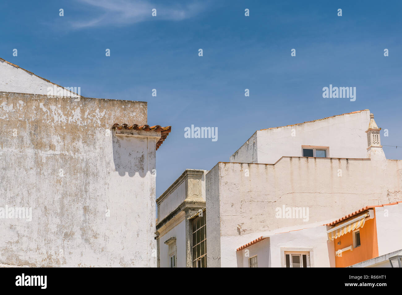 Weißen Gebäuden und abgewinkelte rooflines der alten Gebäude im historischen Zentrum von Tavira, Portugal Stockfoto