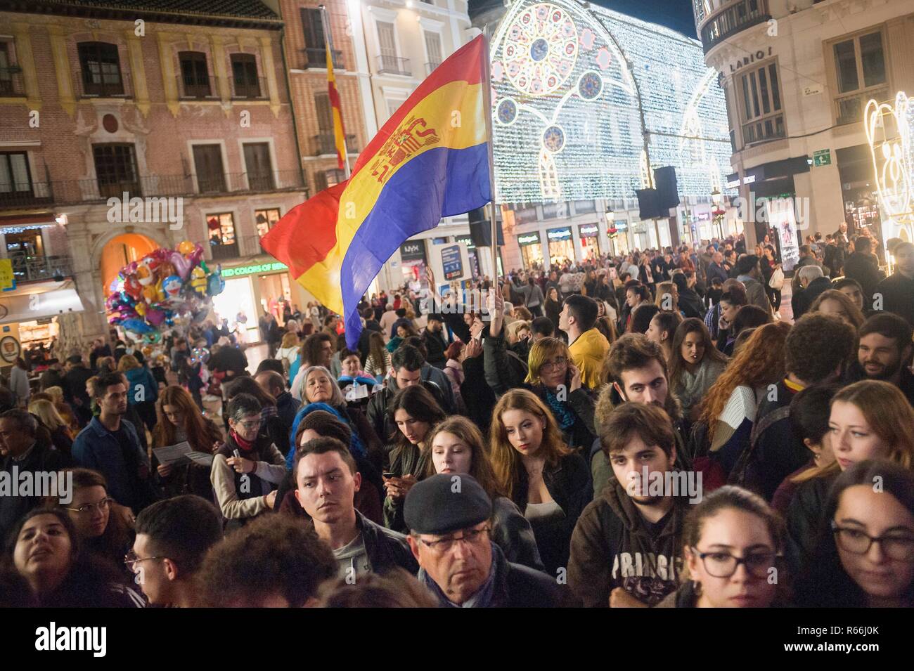 Ein Republikaner Flagge gesehen wird, winken, als die Demonstranten in einem antifaschistischen Protest unter dem Motto "Andalusien ist nicht zum Faschismus', gegen den Aufstieg der extremen Rechten Politik in Andalusien. Einen Tag nach der Landtagswahl in Andalusien, durch den Eingang der Flügel rechts Partei VOX an der Andalusischen Parlament und dem Aufstieg der rechten Parteien und der Zivilgesellschaft haben durch die volksfronten genannt worden, die Straße zu gehen und gegen die faschistische Politik der rechtsextremen Parteien zu protestieren. Stockfoto