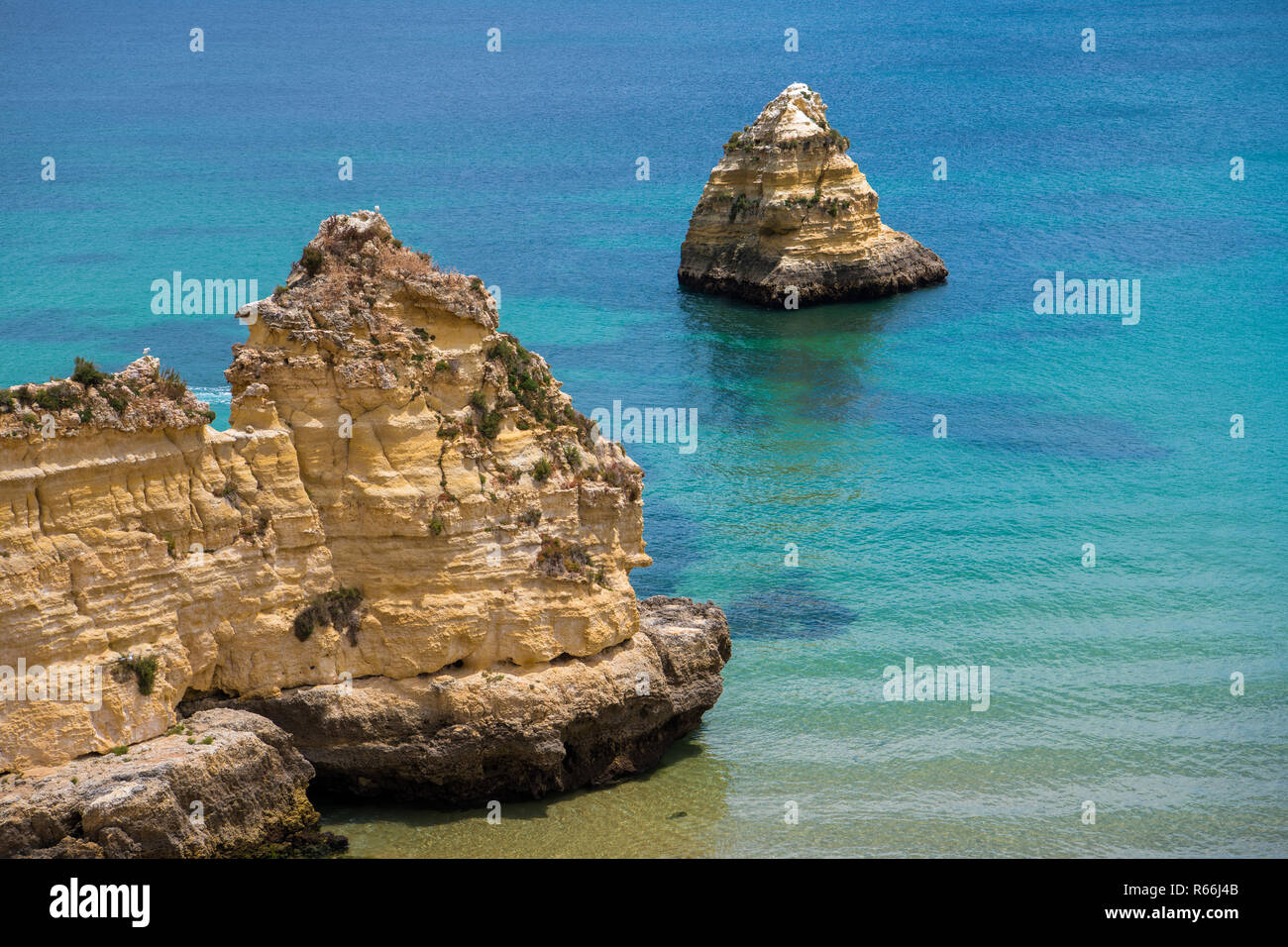 Felsformationen und herrlichen türkisblauen Meer entlang der Algarve Küste Stockfoto