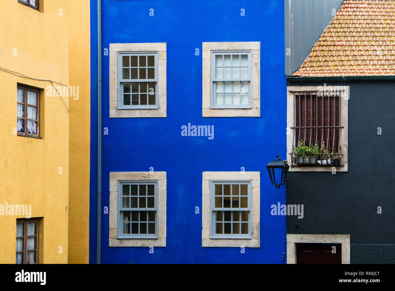 Alten bunten Gebäude mit Stuck in Gelb, Blau lackiert, und schwarze Farbtöne in Porto, Portugal Stockfoto